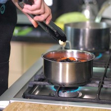 Hervir los jitomates, las pieles de los chiles y diente de ajo en una olla honda con agua durante 5 minutos.