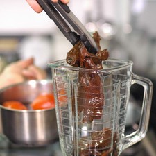 Colocar en el vaso de la licuadora las pieles de los chiles, jitomates, el diente de ajo y un poco de agua si fuera necesario, licuar bien.