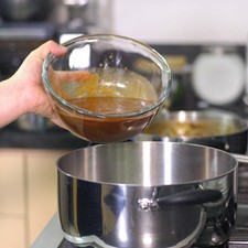 Sofreír la salsa en un sartén con un poco de aceite durante 3 minutos, sazonar con sal.