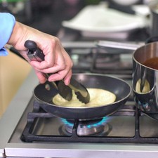 Para armar las enchiladas calentar un poco de aceite en un sartén y pasar cada tortilla por ambos lados.