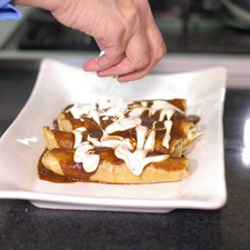 Decorar con hilos de crema y queso fresco.