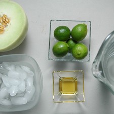 Ingredientes para receta 5 piezas de limón 1 1/2 litros de agua hielo al gusto 1 cucharada de miel de agave 1/2 pieza de melón verde
