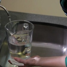 Medir en una jarra 1 ½ de agua del filtro Biluu.