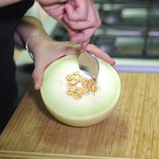 Retirar las semillas del melón con una cuchara.