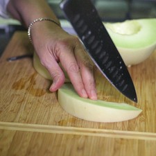 Cortar dos rebanadas de melón.
