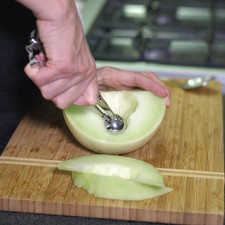 Sacar bolitas del resto del melón con la ayuda de la cuchara de helado y reservar.