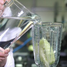 Colocar en el vaso de la licuadora las dos rebanadas de melón. Agregar un poco de agua.