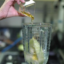 Endulzar con miel de agave y licuar.