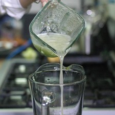 Regresar la mezcla a la jarra con el resto de agua.