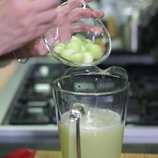 Agregar bolitas de melón verde, los hielos al gusto. Revolver bien con la pala para integrar.