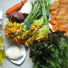Ingredientes para ensalada desinfectante de verduras al gusto sal al gusto aceite de oliva al gusto 1 pieza de lechuga sangría 1 pieza de zanahoria 1 pieza de betabel Ingredientes para relleno 100 gramos de queso panela 1 diente de ajo 1/4 pieza de cebolla blanca 2 manojos de flor de calabaza 2 cucharadas de aceite de oliva Ingredientes para pechuga palillos al gusto pimienta negra molida al gusto sal al gusto 4 piezas de milanesa de pollo