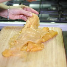 Colocar la milanesa de pollo sobre la tabla para picar y salpimentar por ambos lados.