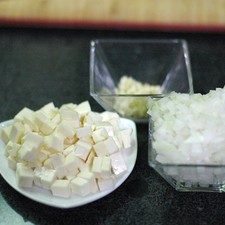 Picar finamente la cebolla, diente de ajo, y el queso panela en cuadros.