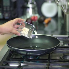 Calentar el aceite en el sartén y cuando esté bien caliente sofreír la cebolla y ajo picados un par de minutos.