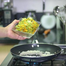 Añadir las flores de calabaza picadas, sazonar con sal y dejar cocer 3 minutos.
