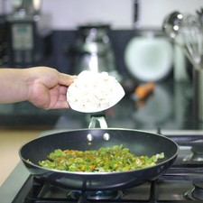 Agregar el queso picado revolver, apagar el fuego y reservar.