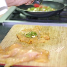 Rellenar cada milanesa de pollo con un poco de la mezcla de flor de calabaza. Doblar en dos partes y sujetar con los palillos para que no se abra.