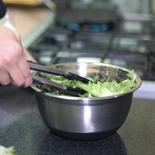 Para preparar la ensalada; desinfectar las hojas de lechuga en un tazón con suficiente agua y unas gotas de desinfectante durante 5 minutos.