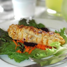 Bañar con un poquito de aceite y colocar encima la milanesa de pollo rellena.Servir.