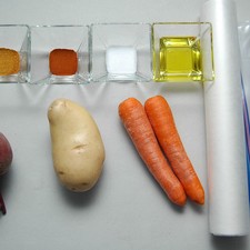 Ingredientes para receta 1 pieza de bolsa de plástico papel encerado al gusto 1 cucharita de curry en polvo 1 cucharita de paprika sal al gusto aceite de oliva al gusto 1 pieza de betabel 1 pieza de papa blanca 2 piezas de zanahoria S 1494024097