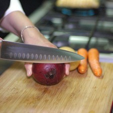 Cortar la punta del betabel y rebanar con la mandolina en rodajas delgadas. S 1494024129