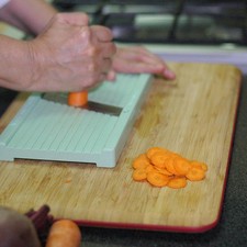 Cortar la zanahoria y rebanar con la mandolina en rodajas delgadas. S 1494024154