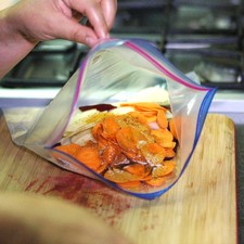 Añadir la paprika, curry, aceite de oliva y sal. Sacudir unos segundos. Dejar reposar 5 minutos. S 1494024197