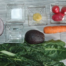 Ingredientes para aderezo sal al gusto 1 cucharita de mostaza 2 cucharadas de vinagre blanco 3 cucharadas de aceite de oliva Ingredientes para ensalada desinfectante de verduras al gusto 1/4 pieza de cebolla morada 1 pieza de zanahoria 4 piezas de rábano 1 pieza de aguacate 5 hojas de acelga S 1494282009