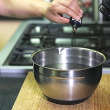 Desinfectar las hojas de acelga en un tazón con suficiente agua y unas gotas de desinfectante durante 5 minutos. S 1494282154