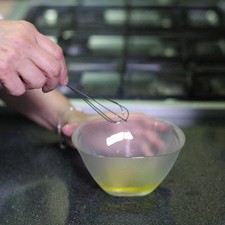 Batir con la ayuda del batidor de globo para integrar todos los ingredientes. S 1494282480