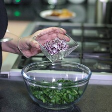 Para armar la ensalada colocar en una ensaladera la acelga picada, agregar la cebolla morada picada. S 1494282512