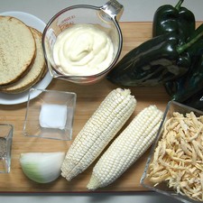 Ingredientes para receta 2 tazas de pechuga de pollo deshebrada tostadas de maíz al gusto 1 1/2 tazas de mayonesa pimienta negra molida al gusto sal al gusto 2 piezas de elote Help 1/4 pieza de cebolla blanca 4 piezas de chile poblano