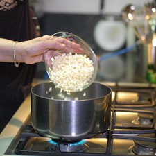 Poner a cocer los granos de elote en una olla honda con un poco de agua y sal durante 6 minutos o hasta que estén cocidos. Escurrir y reservar