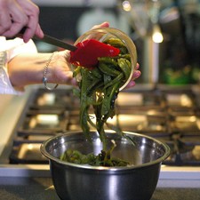 Añadir cebolla, rajas de chile poblano.