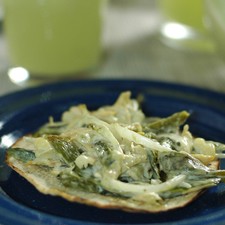 Colocar un poco de la mezcla de pollo sobre la tostada y servir inmediatamente.