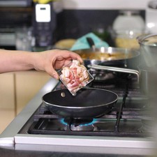 Picar el tocino y sofreír a fuego lento hasta que quede dorado pero no quemado.
