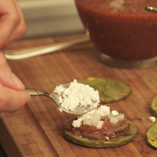 Agregar un poco de cebolla picada, queso desmoronado y salsa.