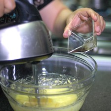 Añadir el polvo de hornear y la vainilla. Batir con la batidora hasta integrar todo. Precalentar el horno a 180ºC. S 1495481301
