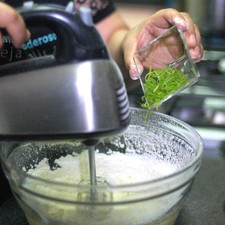 Añadir la ralladura de limón, seguir batiendo hasta que la mezcla esté cremosa y sin grumos. S 1495481956