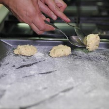 Colocar sobre la charola para horno una cucharada de masa y aplastar un poco, dejar espacio entre las galletas. Hornear a 350 C o 180 F durante 15 minutos o hasta que se vean doradas. Sacar las galletas y dejar que se enfríen. S 1495482233