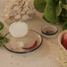Ingredientes para receta desinfectante de verduras al gusto aceite de oliva al gusto pimienta negra molida al gusto sal al gusto 1 diente de ajo 1/4 pieza de cebolla blanca 1 pieza de lechuga orejona 2 ramas de epazote 10 piezas de setas Ingredientes para salsa sal al gusto 1 diente de ajo 1 pieza de chile de árbol seco 3 piezas de jitomate guaje