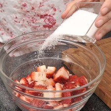 Combinar las fresas y el azúcar en un tazón. Revolver con una cuchara y dejar reposar al menos 10 minutos hasta que suelten una especie de caramelo rojo.