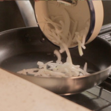 Calentar aceite en el sartén y cuando esté caliente sofreír el ajo picado y rodajas de cebolla un par de minutos.