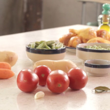 Ingredientes para receta aceite de oliva al gusto 1 pizca de comino en polvo pimienta negra molida al gusto sal al gusto 1 diente de ajo 1 hoja de laurel seco 1/2 pieza de cebolla blanca 4 piezas de jitomate guaje 1 taza de chícharos frescos 2 piezas de zanahoria 2 piezas de papa blanca 6 piezas de pierna de pollo S 1496177531