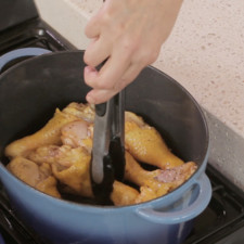 Calentar el aceite de oliva en una olla y cuando esté caliente sofreír las piezas de pollo por todos lados, hasta que se vean doradas. S 1496177685
