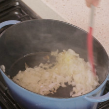 Sofreír en la misma olla la cebolla picada y diente de ajo picado un par de minutos. S 1496177724