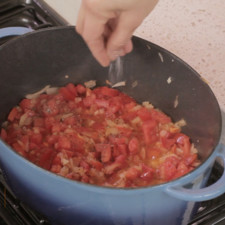 Agregar el jitomate picado y continuar cociendo hasta que cambie de color. Sazonar con pimienta, sal y la pizca de comino y la hoja de laurel, S 1496177744