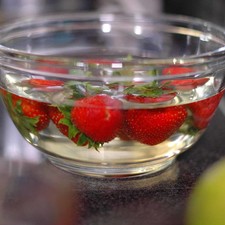 Desinfectar las fresas en un tazón con suficiente agua y unas gotas de desinfectante durante 10 minutos.
