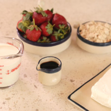 Ingredientes para receta desinfectante de verduras al gusto 2 tazas de fresas 1 cucharada de esencia de vainila 1 taza de crema para batir 1 taza de mazapán molido 190 gramos de queso crema