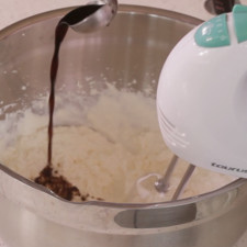 Agregar el queso crema y sin dejar de batir incorporar la vainilla.